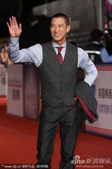 组图：张家辉休闲装亮相金马奖红毯亲切挥手