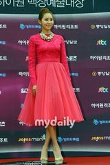 组图：UEE艳丽红裙现身百想红毯惹眼