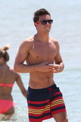 组图：英国跳水正太戴利海滩度假 身材略显发福