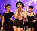 组图：斯威夫特黄金战衣献唱 红唇冶艳狂野甩发