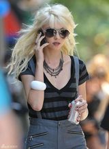 高清组图：泰勒-摩森片场变装秀 裙装短裤皆俏皮