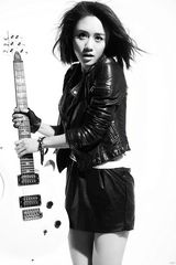 组图：刘芸劲酷朋克写真 变身摇滚女冷峻性感