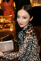 组图：霍思燕昆明透视装捞金 推崇浓烈热爱极致