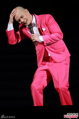 组图：侧田个唱弄哭女友 大方摘帽露光头