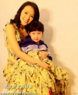 组图：章子怡抱侄女温馨照 帅气小侄儿首曝光