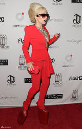 高清组图：Lady Gaga红装亮相真空上阵秀乳沟