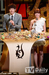 组图：第8届首尔电视颁奖礼 吴奇隆获人气奖