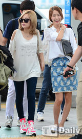 组图：少女时代赴台开唱 机场亮相衣着个性