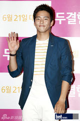 组图：柳贤京等出席《两个婚礼一个葬礼》试映会