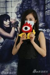 组图：《孤岛惊魂》造势杨幂口罩遮面 冯绍峰送祝福