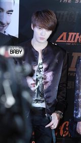 组图：金在中休闲装出席首映 明眸温柔放电