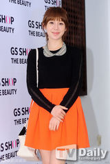 组图：Rainbow高佑丽出席活动展无赘肉身材