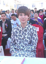 组图：海清不惧高温捞金 引礼仪小姐偷瞄