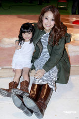 幻灯图：容祖儿拍新曲MV 创意画面宛若童话