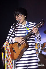 幻灯：卢广仲香港个唱尾场落幕 出席庆功宴兴奋难掩