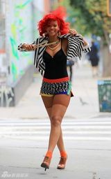 组图：蕾哈娜纽约街头拍MV 红发热裤打扮惹眼