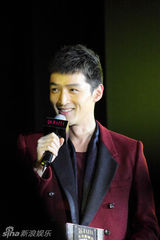 组图：胡歌红装出席时尚盛典 斩获风尚大奖