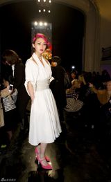 组图：林鹏巴黎时装周玩转换装 梦露造型受追捧