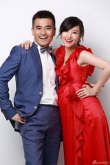 组图：陈龙携孕妻章龄之登封面 新年当父母