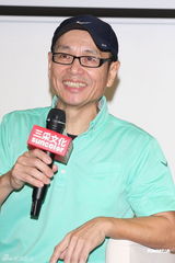 组图：任爸出书透露Selina走出阴霾