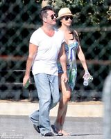 组图：人妻劳拉手遮孕肚西蒙护驾 遭狂风掀底