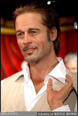 组图：布拉德皮特蜡像巴黎揭幕 乔治克鲁尼“站台”