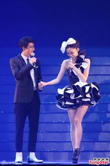 组图：范玮琪个唱秀姐妹感情 与范晓萱亲亲