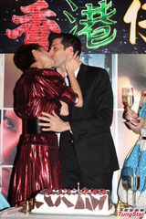 组图：梁咏琪庆生与老外丈夫激吻旁若无人