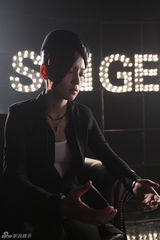 组图：周笔畅《歌手》变帅气魔术师 妆容冷艳