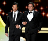 组图：艾美奖现场 金梅尔法伦手挽手“囧囧有神”