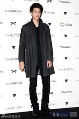 组图：李孝利孔孝真等众韩星盛装助阵大型时装秀