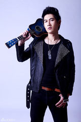 组图：何明翰摇滚青年铆钉皮衣写真