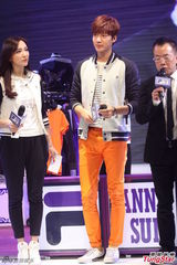 组图：李敏镐休闲装帅气亮相 长腿偶吧笑容迷人