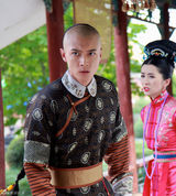 组图：张丹峰《深宫谍影》出演太子赚足人气