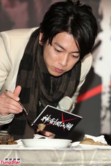 组图：日星佐藤健宣传新片 欣赏周杰伦才华