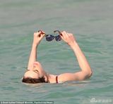 组图：海瑟薇戏水遮凸点 湿身上岸老公急送毛巾