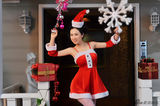 组图：芙蓉姐姐圣诞写真装嫩卖萌 大摆清纯造型