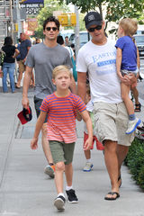 组图：“孔雀”波莫与男友结婚 两爸三娃超萌