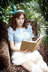 组图：韩国艺人朴恩智写真变身甜美爱丽丝