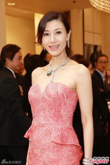 组图：李嘉欣粉裙亮相上围缩水 怕成师奶戒韩剧