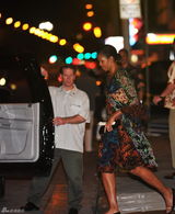 高清组图：奥巴马夏威夷过圣诞 夫妻着装亲民受欢迎