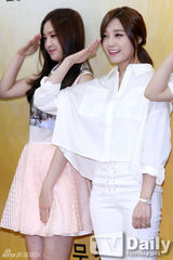 组图：韩团Apink任兵务厅宣传大使甜美行军礼