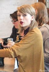 组图：斯威夫特与闺蜜出街 大长腿组合煞羡旁人