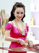 幻灯图：霍思燕出席名店剪彩 大秀雪肌宛若精灵