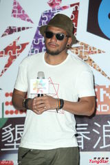 组图：陈绮贞结婚无着落 张震岳猛健身晒成黑炭