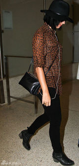 组图：凯蒂佩里豹纹装出街 戴黑帽面无表情