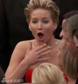 组图：詹妮弗劳伦斯红毯再摔跤 搞怪表情惹人爱