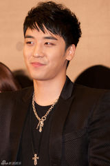 组图：韩团Bigbang香港开唱 GD红发抢眼TOP斯文