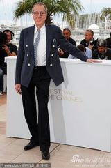 高清组图：德普宣传《海盗4》 佩内洛普紧身裙性感