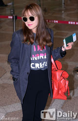 组图：韩星孔孝真赴中国出席活动 机场秀时尚